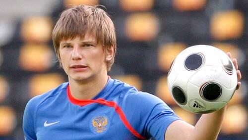 Ein pikantes Handy-Video bringt den russischen Fußball-Star Andrej Arschawin in Bedrängnis. Es zeigt, wie er kurz nach dem überraschenden EM-Aus der Russen gelangweilt im Sessel der Lobby des Team-Hotels in Warschau sitzt und im Zwiegespräch mit anderen russischen Hotelgästen mehrfach fragt: 'Für was sollen wir uns denn bitte entschuldigen?" Ein pikantes Handy-Video bringt den russischen Fußball-Star Andrej Arschawin in Bedrängnis. Es zeigt, wie er kurz nach dem überraschenden EM-Aus der Russen gelangweilt im Sessel der Lobby des Team-Hotels in Warschau sitzt und im Zwiegespräch mit anderen russischen Hotelgästen mehrfach fragt: 'Für was sollen wir uns denn bitte entschuldigen?"