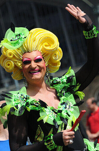 Auch Promis liefen auf der Parade mit - hier Drag Queen Olivia Jones.