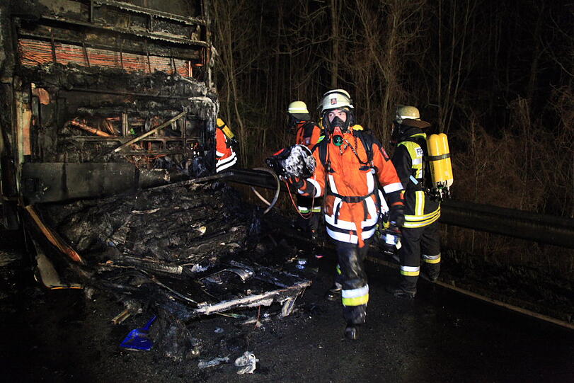 Ein Reisebus aus den Niederlanden steht auf der A8 in Richtung München in Flammen. Die Bilder vom Feuerwehreinsatz.