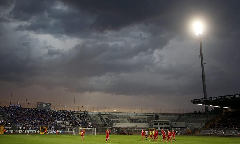 Impressionen vom Amateur-Derby im Grünwalder Stadion.