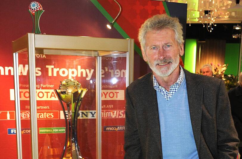 Ex-Bayern-Spieler Paul Breitner begleitete die Welcome Tour der FIFA und den Pokal der Klub-WM in München.
