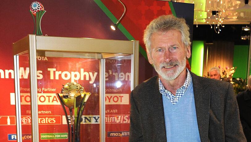 Ex-Bayern-Spieler Paul Breitner begleitete die Welcome Tour der FIFA und den Pokal der Klub-WM in München. Ex-Bayern-Spieler Paul Breitner begleitete die Welcome Tour der FIFA und den Pokal der Klub-WM in München.