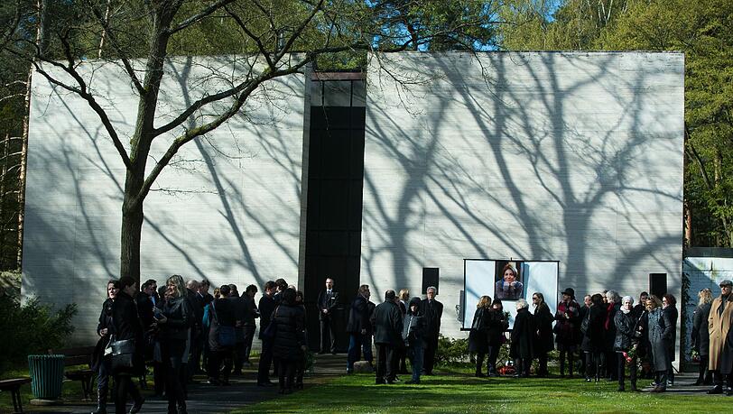 Vor der Trauerhalle wurde ein Bild der verstorbenen Schauspielerin aufgehängt. Vor der Trauerhalle wurde ein Bild der verstorbenen Schauspielerin aufgehängt.