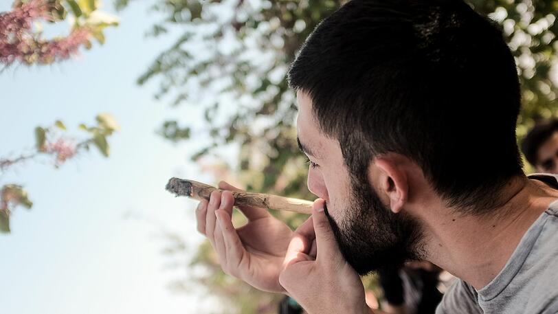 Jerusalem: Ein Mann raucht im Wohl Rose Park gegenüber dem Parlamentsgebäude einen Joint und "feiert" damit den 20. April - als Datum mit 4/20 abgekürzt - den Kiffer-Tag «420».