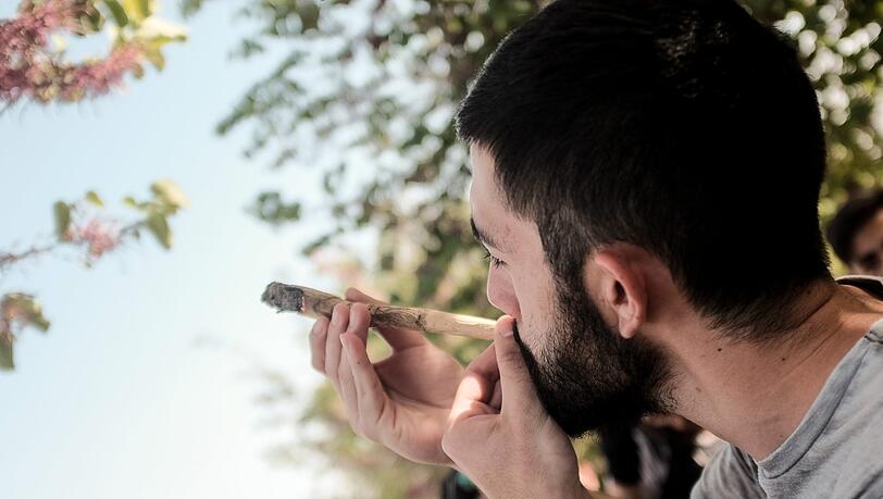 Jerusalem: Ein Mann raucht im Wohl Rose Park gegenüber dem Parlamentsgebäude einen Joint und "feiert" damit den 20. April - als Datum mit 4/20 abgekürzt - den Kiffer-Tag «420». Jerusalem: Ein Mann raucht im Wohl Rose Park gegenüber dem Parlamentsgebäude einen Joint und "feiert" damit den 20. April - als Datum mit 4/20 abgekürzt - den Kiffer-Tag «420».
