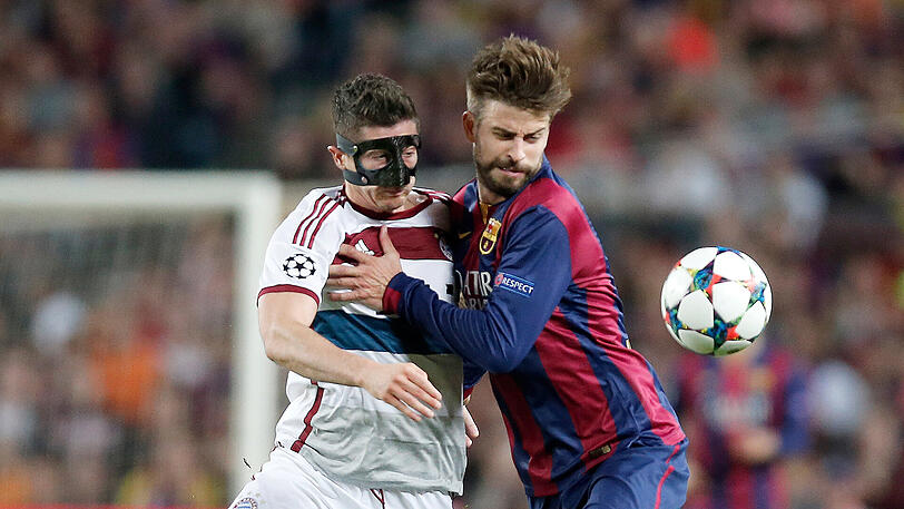 Robert Lewandowski (l.) und Gerard Piqué im harten Zweikampf. Zuletzt haben sie sich zu einem Interview getroffen.