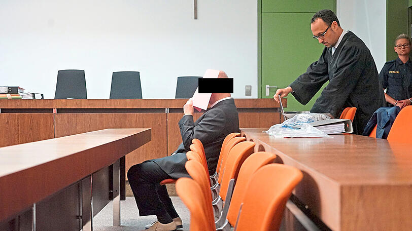 Der Angeklagte mit Anwalt Adam Ahmed.