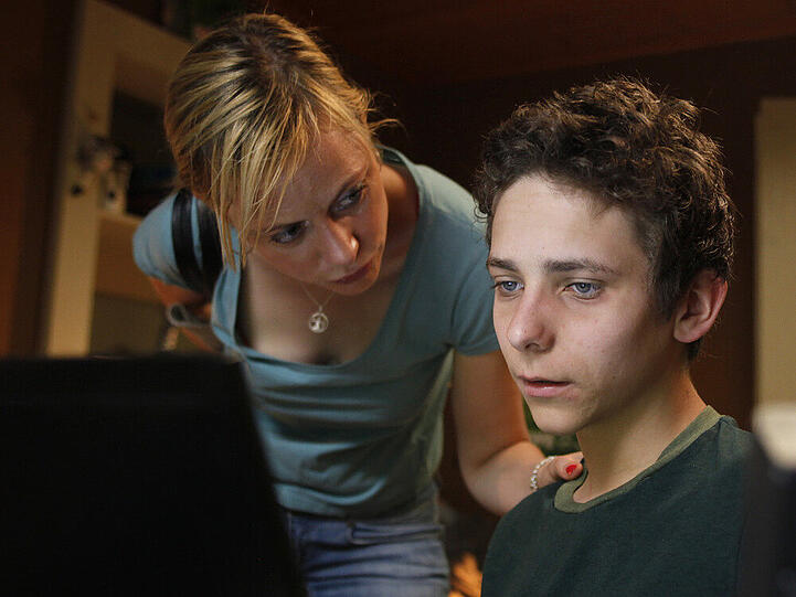 Marina Hof (Katharina Marie Schubert) spricht mit ihrem Sohn Florian (Nino Böhlau).
