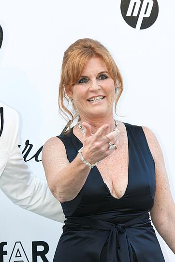 Sarah Ferguson bot 2010 einem Geschäftsmann für 500.000 Pfund Kontakt zu ihrem Ex-Mann an. Bei dem Geschäftsmann handelte es sich allerdings um einen Reporter, der den Handel mit versteckter Kamera aufgezeichnet hatte.