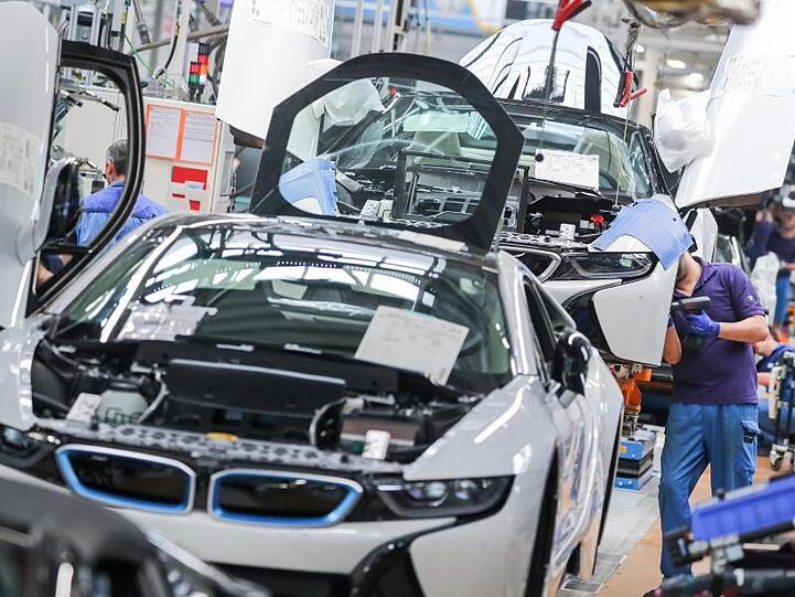 Mitarbeiter im BMW-Werk Leipzig bei der Produktion des Elektrosportwagens i8. Foto: Jan Woitas/dpa-Zentralbild/dpa/Archivbild