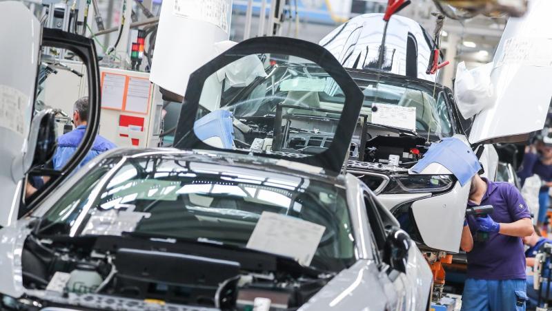 Mitarbeiter im BMW-Werk Leipzig bei der Produktion des Elektrosportwagens i8. Foto: Jan Woitas/dpa-Zentralbild/dpa/Archivbild Mitarbeiter im BMW-Werk Leipzig bei der Produktion des Elektrosportwagens i8. Foto: Jan Woitas/dpa-Zentralbild/dpa/Archivbild