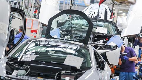 Mitarbeiter im BMW-Werk Leipzig bei der Produktion des Elektrosportwagens i8. Foto: Jan Woitas/dpa-Zentralbild/dpa/Archivbild