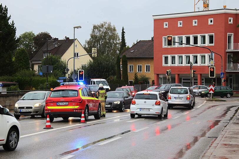 Die Beamten leiteten den Verkehr an der Unfallstelle vorbei.