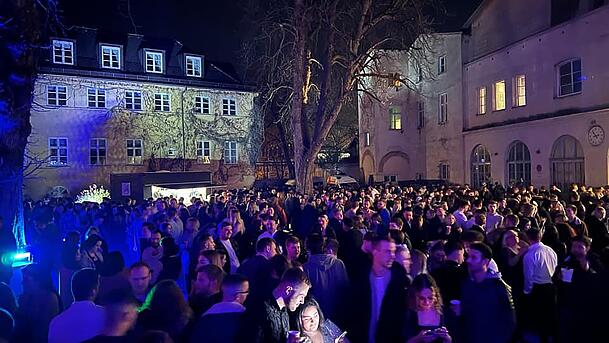 Blick auf den hoffnungslos überfüllten Innenhof. Blick auf den hoffnungslos überfüllten Innenhof.