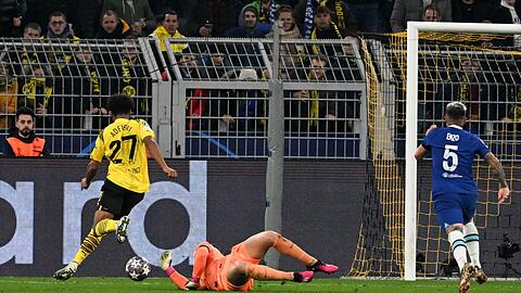Dortmund-Stürmer Adeyemi (l) umkurvte vor dem 1:0 Chelsea-Torwart Kepa Arrizabalaga.