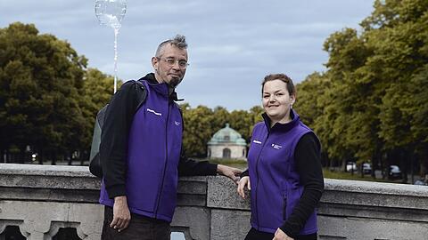 Zweier-Team am Feier-Ort: Mit lila Westen und einem Leuchtballon sind die Sozialarbeiter seit Anfang Juni jeden Freitag an der Gerner Brücke und um den Hubertusbrunnen unterwegs.