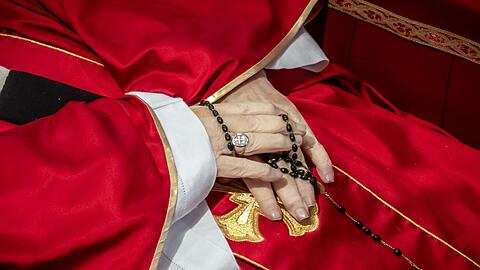 Noch liegt der tote Papst im offenen Sarg im Petersdom.