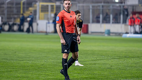 Schiedsrichter Tom Bauer hatte am Dienstagabend eine alles andere als einfache Partie zu pfeifen.