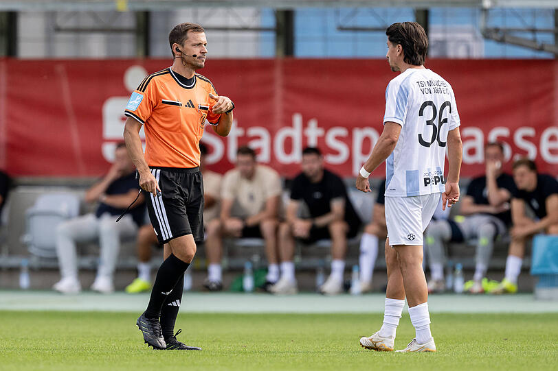 Nachdem er Schiedsrichter Christian Dietz (l.) angesprochen hat, kassiert L&ouml;we Tunay Deniz gleich die gelbe Karte.