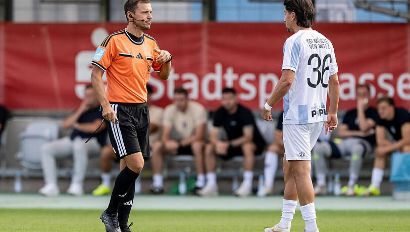Nachdem er Schiedsrichter Christian Dietz (l.) angesprochen hat, kassiert L&ouml;we Tunay Deniz gleich die gelbe Karte.