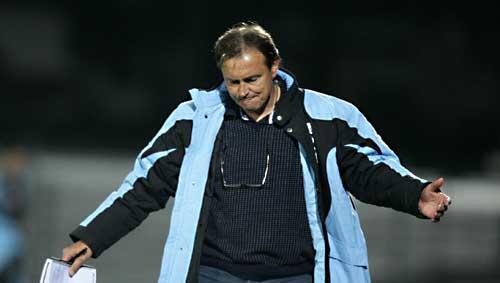 Ratlos: Ewald Lienen. Ratlos: Ewald Lienen.