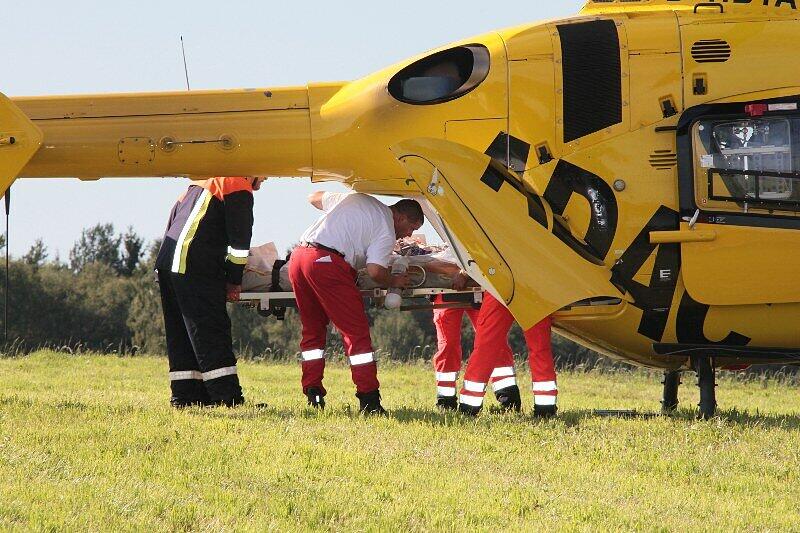 Drei Menschen tot, darunter ein 13-jähriger Junge, ein Kleinkind schwer verletzt: Zwei Autos waren bei einem Überholmanöver am Montagnachmittag frontal miteinander zusammengestoßen, wie die Polizei mitteilte. Die B20 war zunächst komplett gesperrt. Die Bilder vom schrecklichen Unfall.