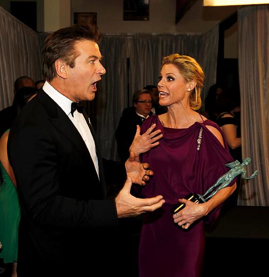 Hier sehen Sie Baldwin mit Julie Bowen von der Serie "Modern Family".