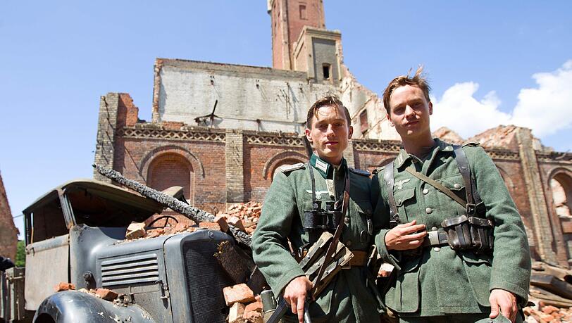 Der Schauspieler Volker Bruch (l) in der Rolle des Wilhelm Winter und der Schauspieler Tom Schilling als sein Bruder Friedhelm Winter - zwei tragende Rollen im ZDF-Dreiteiler. Der Schauspieler Volker Bruch (l) in der Rolle des Wilhelm Winter und der Schauspieler Tom Schilling als sein Bruder Friedhelm Winter - zwei tragende Rollen im ZDF-Dreiteiler.