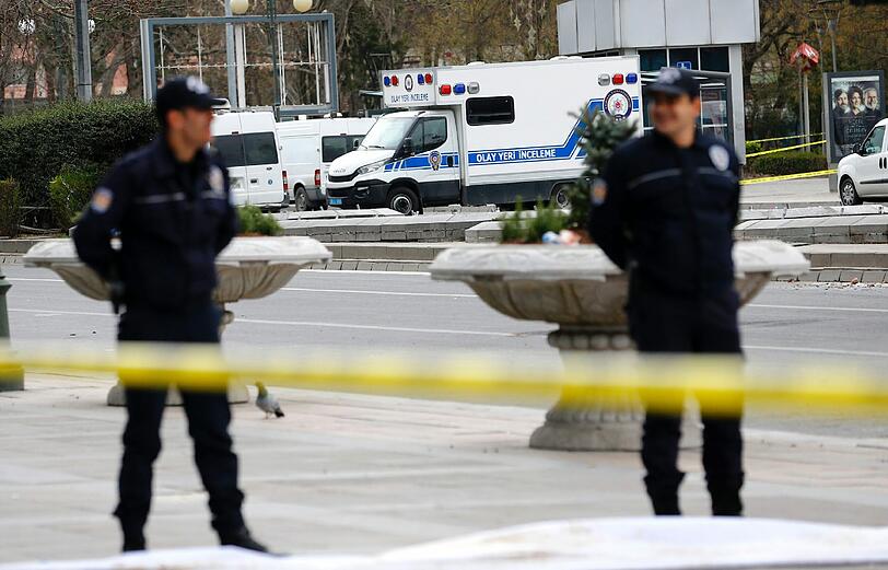 Bei dem Autobomben-Anschlag an einer Bushaltestelle in Ankara sind 37 Menschen getötet worden.