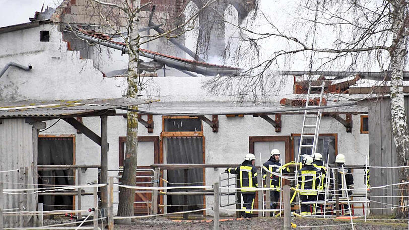 Die Bilder vom Feuerwehreinsatz in Pesenlern. Hier hatten es die Einsatzkräfte mit einem Großbrand auf einem Pferdehof zu tun.