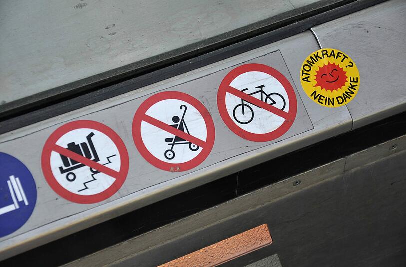 Generell wird in Europa davon abgeraten, Rolltreppen mit Kinderwagen zu benutzen.
