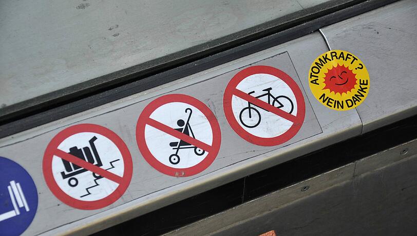 Generell wird in Europa davon abgeraten, Rolltreppen mit Kinderwagen zu benutzen. Generell wird in Europa davon abgeraten, Rolltreppen mit Kinderwagen zu benutzen.