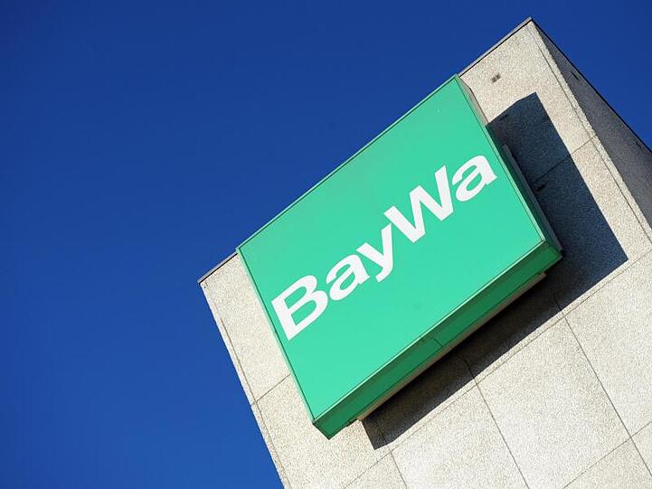 Das Logo der BayWa AG an der Firmenzentrale in München. Foto: Andreas Gebert/dpa/Archivbild