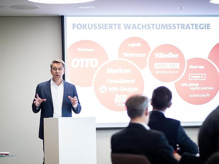Alexander Birken, Vorstandsvorsitzender der Otto Group, spricht auf der Jahres-Pressekonferenz in Hamburg. Foto. Felix König