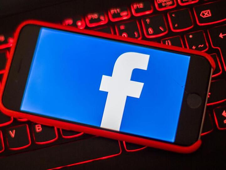 Facebook sah sich zuletzt wachsendem Druck ausgesetzt, seine Regeln im Umgang mit hassererfüllten und diskriminierenden Kommentaren konsequenter durchzusetzen.