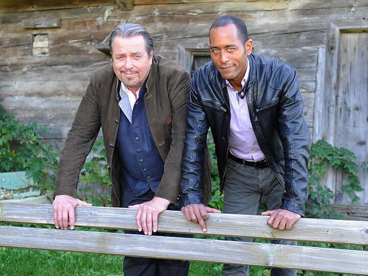 Andreas Giebel (l) und Peter Marton stehen am Set von "Watzmann ermittelt". Foto: Ursula Düren/dpa/Archivbild