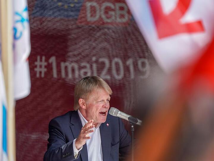 Es dürfe nicht sein, dass im Osten längere Arbeitszeiten gelten als im Westen Deutschlands, so DGB-Chef Reiner Hoffmann bei seiner Rede in Leipzig.