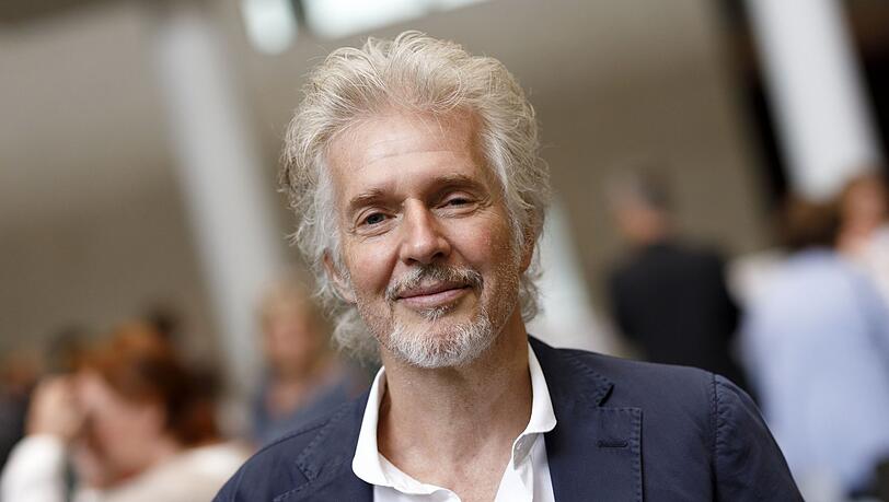 Frank Schätzing. Der Thriller-Autor hat mit "Was, wenn wir einfach die Welt retten? Handeln in der Klimakrise" ein Sachbuch geschrieben. Frank Schätzing. Der Thriller-Autor hat mit "Was, wenn wir einfach die Welt retten? Handeln in der Klimakrise" ein Sachbuch geschrieben.