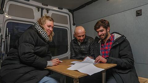 In ihrem Infobus beraten Anna Koch (26) und Omar Degner (27, rechts) Asylsuchende in München. Denn die Dokumente zu verstehen, ist oft nicht einfach.
