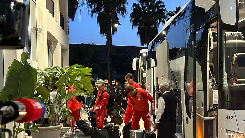Die Bayern bei der Ankunft an ihrem Luxus-Hotel in Portugal. Die Bayern bei der Ankunft an ihrem Luxus-Hotel in Portugal.
