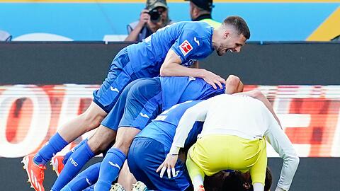 Hoffenheims Mannschaft jubelt über das Tor zum 4:2 gegen den FC Bayern München.