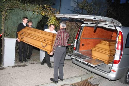 Der Abtransport der Leichen aus der Doppelhaushälfte