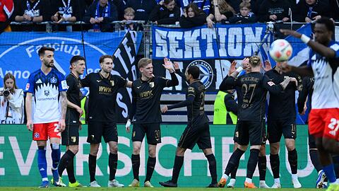 Augsburgs Spieler durften &uuml;ber die F&uuml;hrung jubeln.