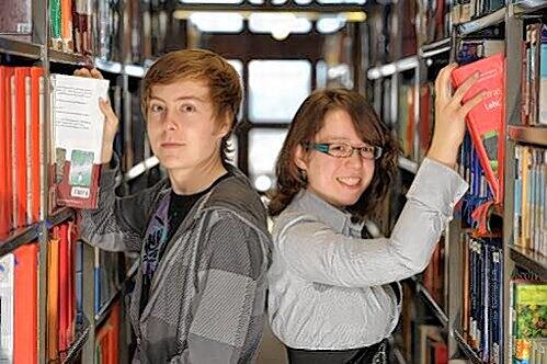 Corinna Schreier (19,r.) und David Pfrang (15) in der Uni-Bibliothek. Die Gymnasiasten studieren neben dem Schulalltag.