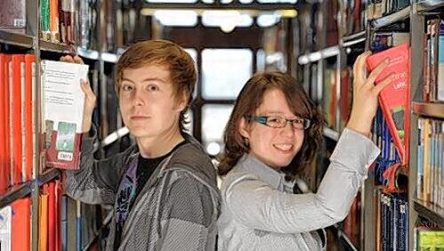 Corinna Schreier (19,r.) und David Pfrang (15) in der Uni-Bibliothek. Die Gymnasiasten studieren neben dem Schulalltag. Corinna Schreier (19,r.) und David Pfrang (15) in der Uni-Bibliothek. Die Gymnasiasten studieren neben dem Schulalltag.