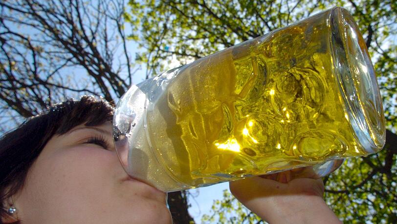 Da gehört's hin - und nicht in die Luft: In Öttingen ist ein Ventil einer Bierleitung geplatzt und hat für eine 30-Meter-Bier-Fontäne gesorgt. Da gehört's hin - und nicht in die Luft: In Öttingen ist ein Ventil einer Bierleitung geplatzt und hat für eine 30-Meter-Bier-Fontäne gesorgt.