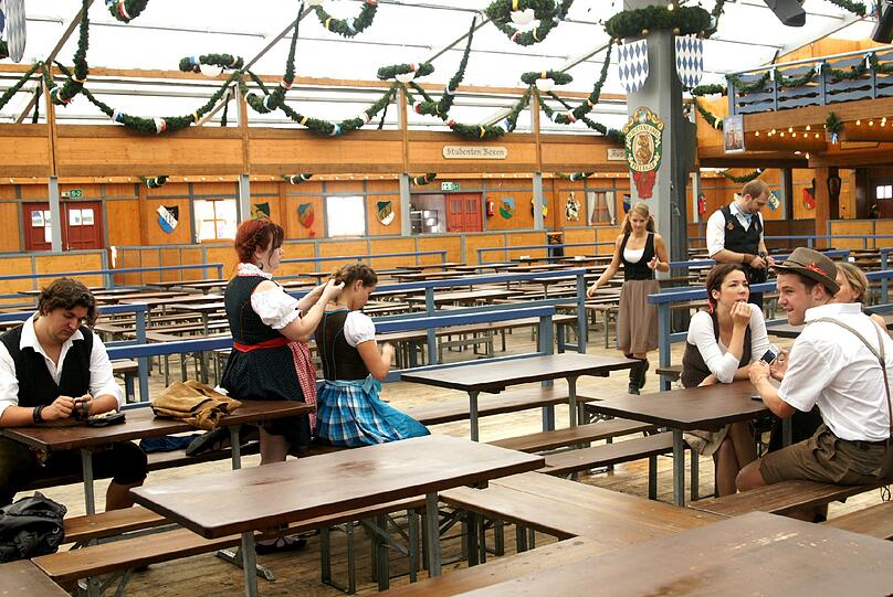 Warten auf die erste Maß im Schottenhamel