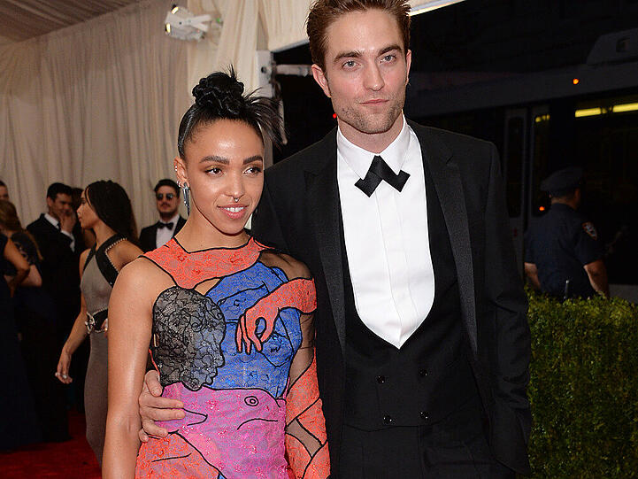 Zum ersten Mal gemeinsam auf einem roten Teppich ließen sich Robert Pattinson und seine Freundin FKA Twigs sehen. Die Sängerin kam in einem hoch geschlitzten, farbigen Kleid im Print-Muster.