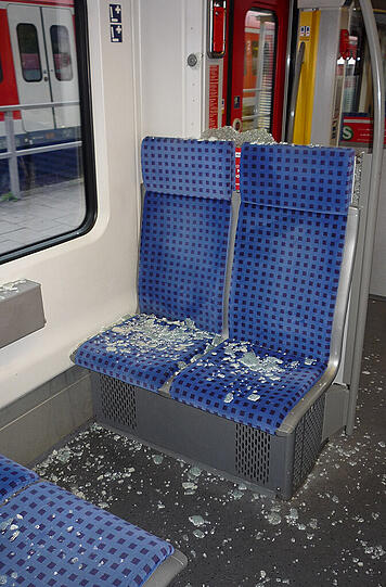 Einer der Männer schlug mit der Faust gegen die Glasscheibe. Sie zersplitterte und verletzte den 40-jährigen Moosacher.