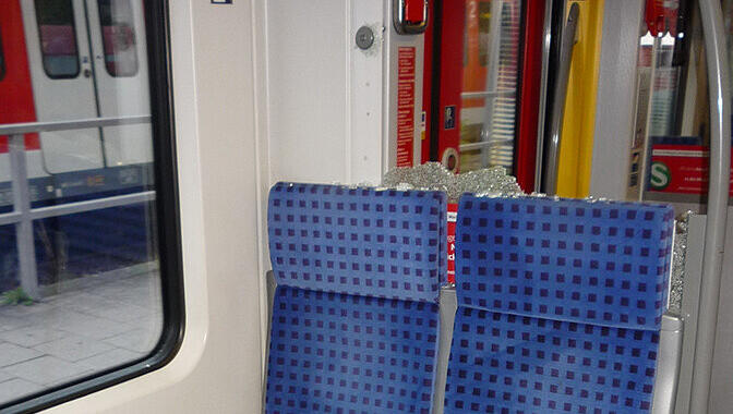 Einer der Männer schlug mit der Faust gegen die Glasscheibe. Sie zersplitterte und verletzte den 40-jährigen Moosacher. Einer der Männer schlug mit der Faust gegen die Glasscheibe. Sie zersplitterte und verletzte den 40-jährigen Moosacher.
